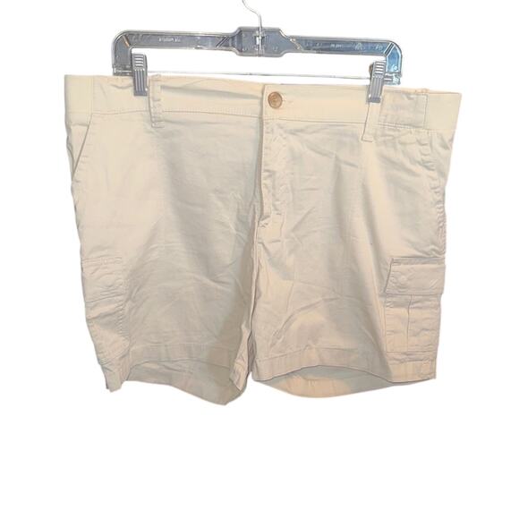 Lee Pants - Lee NWOT Women's Cargo Shorts in Off-White Size 16